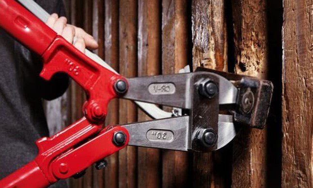 How To Open Master Lock By Using Bolt Cutter
